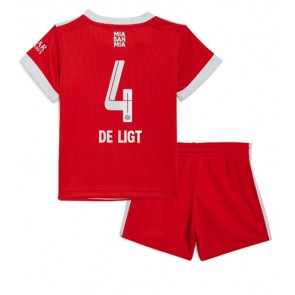 Bayern Munich Matthijs de Ligt #4 babykläder Hemmatröja barn 2022-23 Korta ärmar (+ Korta byxor)